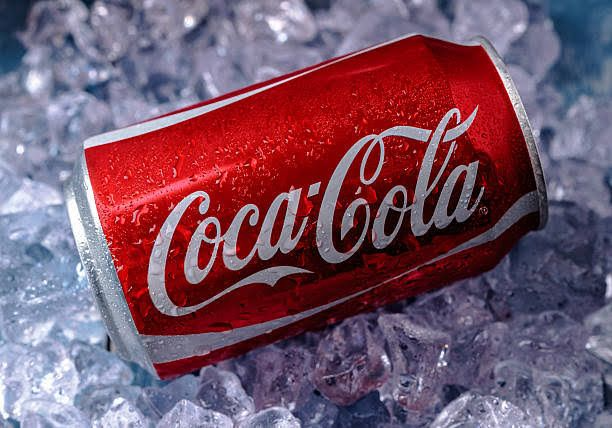 Lata de Coca-Cola no gelo
